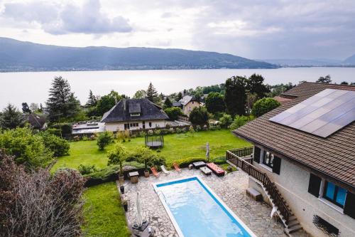 an aerial view of a house with a swimming pool at La Villa Manali in Veyrier-du-Lac