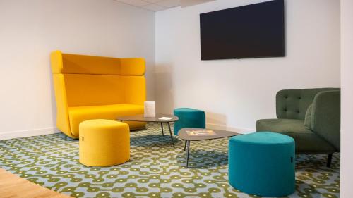 TV a/nebo společenská místnost v ubytování ibis Styles Fougeres