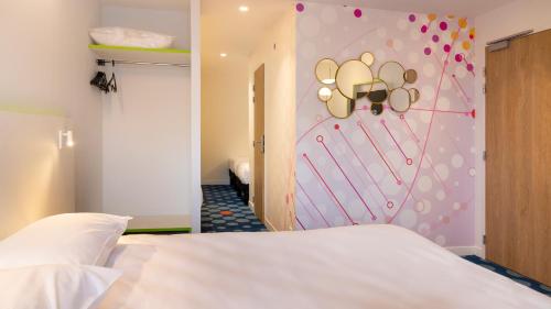 Postel nebo postele na pokoji v ubytování ibis Styles Fougeres