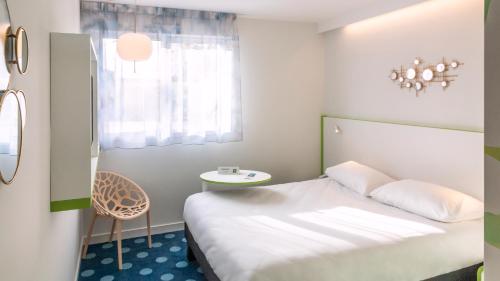 Postel nebo postele na pokoji v ubytování ibis Styles Fougeres