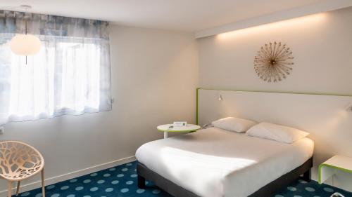 Postel nebo postele na pokoji v ubytování ibis Styles Fougeres