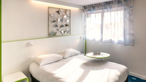 Postel nebo postele na pokoji v ubytování ibis Styles Fougeres