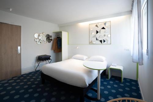 Postel nebo postele na pokoji v ubytování ibis Styles Fougeres