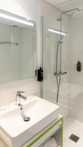 Koupelna v ubytování ibis Styles Fougeres