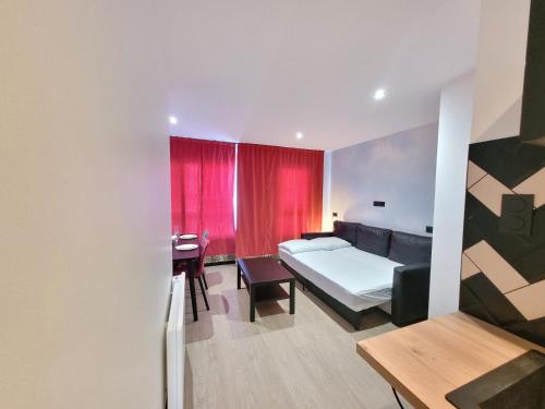 une chambre avec un lit et un rideau rouge dans l'établissement 2 LITS DOUBLE T2 SUR PORT CLIM PARKING PRIVE 2mn PLAGES, au Cap d'Agde