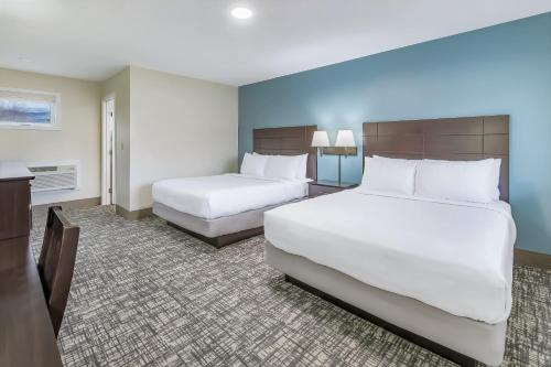 a hotel room with two beds and a television at Top Notch Inn in Gorham