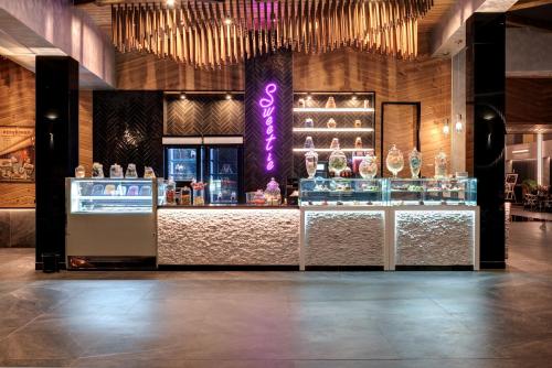 a restaurant with a counter with vases on display at Grand Hotel Therme in Banya