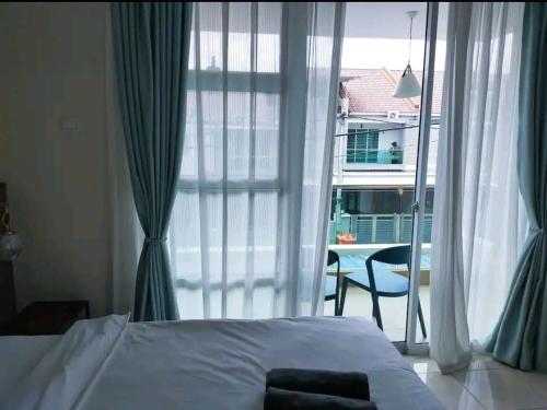sypialnia z łóżkiem i dużym oknem w obiekcie GUESTHOUSE #2 Semi Bungalow House w mieście Kuah