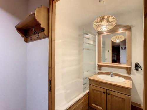 W łazience znajduje się umywalka i prysznic. w obiekcie Appartement La Toussuire, 4 pièces, 8 personnes - FR-1-417-164 w mieście La Toussuire