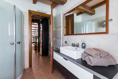 y baño con lavabo y espejo. en Ardenga Guest House, en Montechiarugolo