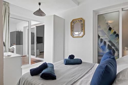 een slaapkamer met een bed met blauwe kussens erop bij Sea View Apartment at Wyndhams Complex in Málaga