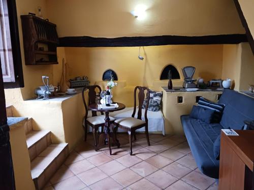 a room with a table and chairs and a kitchen at Hotel Rural La Raya 1866 in Güimar