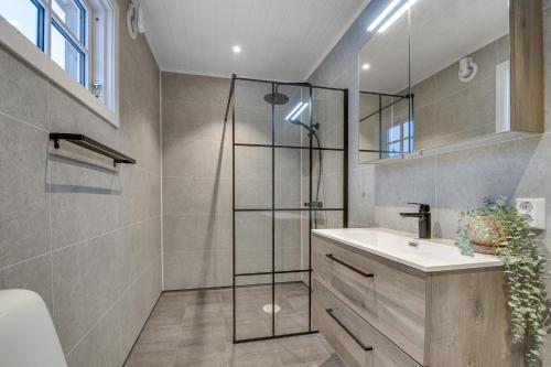 La salle de bains est pourvue d'une douche et d'un lavabo. dans l'établissement Granheim, à Namsskogan