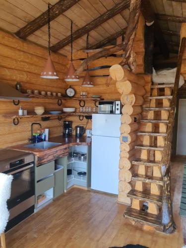 Kuchyň nebo kuchyňský kout v ubytování Cozy Lakeside Adventure