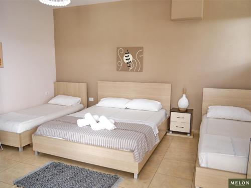 Säng eller sängar i ett rum på Kondo Stays - Melon Apartments