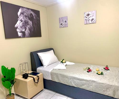 1 dormitorio con 2 camas y una foto de un león en George Airport Apartments, en Heraclión