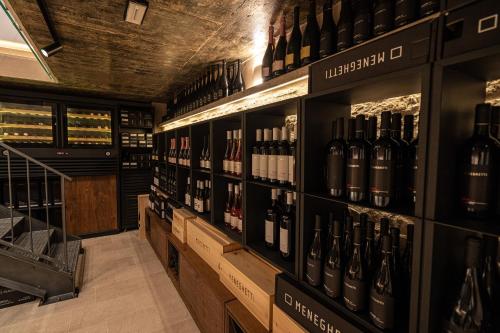 un negozio pieno di bottiglie di vino di Villa Porta Maestra a Hvar