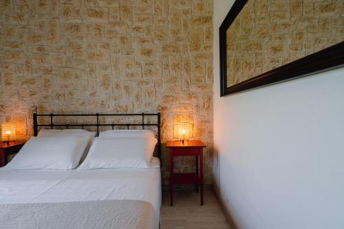 2 camas en una habitación con 2 lámparas en las mesas en B&B Elegance, en Bolonia