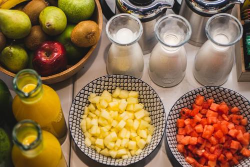 un tavolo con ciotole di frutta e bottiglie di succo di SmartRental Collection Centric II a Madrid