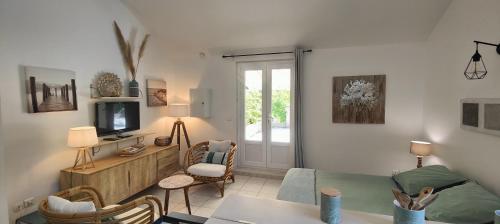 un salon avec un canapé et une télévision dans l'établissement U Caseddu 