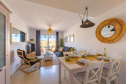 Beachfront, pool, terrace & WIFI