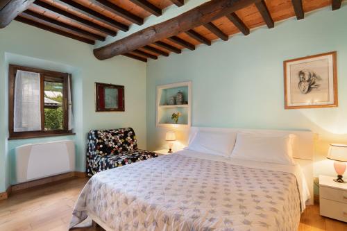 SubbianoにあるVilla Oliviのベッドルーム1室(ベッド1台、椅子付)