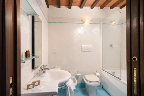 SubbianoにあるVilla Oliviの白いバスルーム(洗面台、トイレ付)