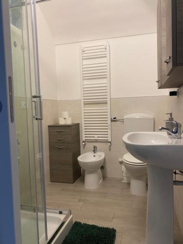 W łazience znajduje się toaleta, umywalka i prysznic. w obiekcie LA ZECCA PRINTING HOUSE 2 (PORTA NUOVA STATION) w Turynie