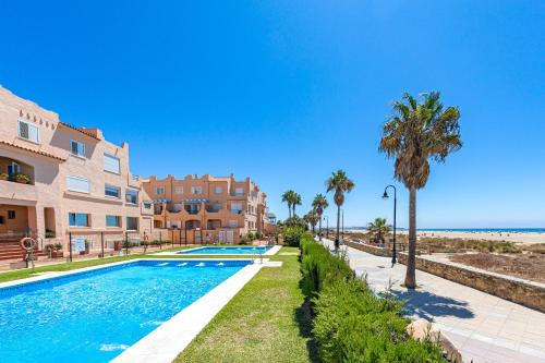 Beachfront, pool, terrace & WIFI