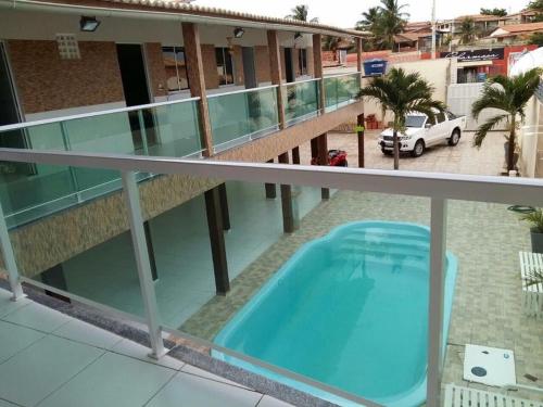 - Balcón con vistas a un edificio con piscina en Casa em tibau RN, en Tibau do Sul