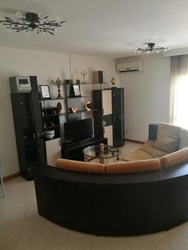 een woonkamer met een bank en een tafel bij Apartmani Kuburović 1 in Sutomore