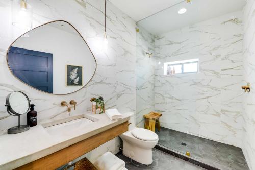 uma casa de banho com um lavatório e um espelho em The Lofts on 89 Condo - 5 Miles to Salt River! em Afton