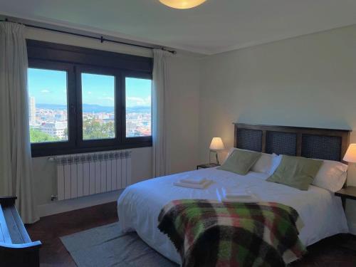 1 dormitorio con 1 cama grande y ventana grande en housingcoruña SANTA MARGARITA en A Coruña