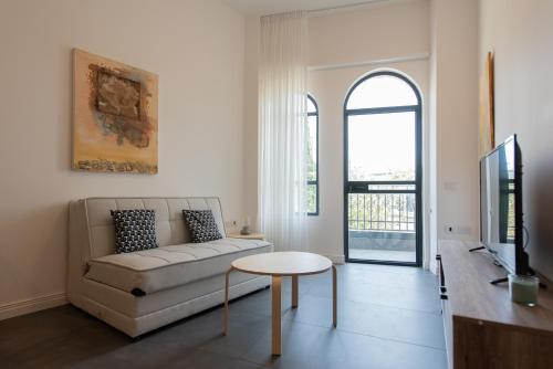 TV a/nebo společenská místnost v ubytování PORT CITY HAIFA - Flea Market Luxury