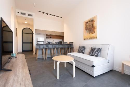 Posezení v ubytování PORT CITY HAIFA - Flea Market Luxury