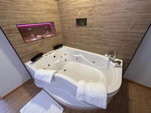een badkamer met een bad in de kamer bij Deluxe Apartment In City Center in Tirana