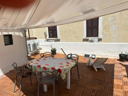バーリにあるDimora del Borgo Anticoのパティオ(テーブル、椅子付)、白いテント