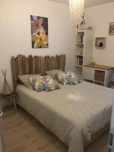 une chambre avec un grand lit avec deux oreillers dans l'établissement Charmant appartement 42m2 pour location de vacances Seignosse, à Seignosse