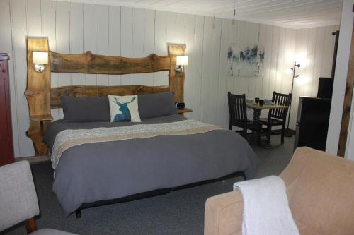 Port SydneyにあるTrillium Resort & Spaのベッドルーム1室(大型ベッド1台、テーブル、椅子付)