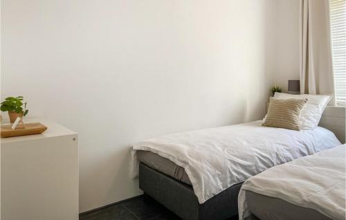 Katil atau katil-katil dalam bilik di 2 Bedroom Awesome Home In Oude Tonge