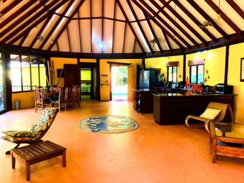 a living room filled with furniture and a kitchen at Villa del Idaan in Bocas del Toro
