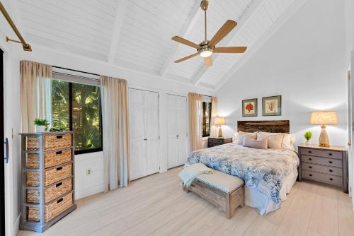 um quarto com uma cama e um ventilador de teto em 804 Treeloft Cottage em Seabrook Island
