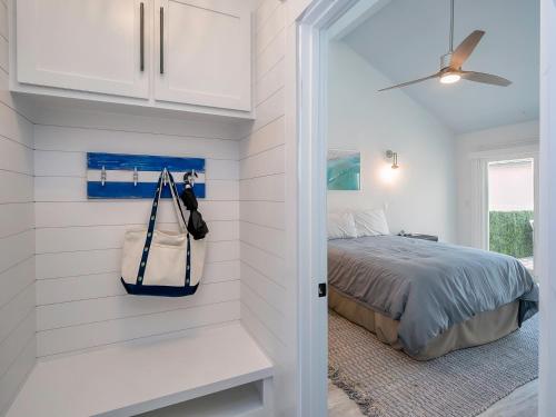 ein Schlafzimmer mit einem Bett und einem Deckenventilator in der Unterkunft 2906 Atrium Villa in Seabrook Island