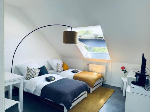 niewielka sypialnia z 2 łóżkami i oknem w obiekcie Möbliert-Parking - Zeche Zollverein -NETFLIX-WLAN w Essen