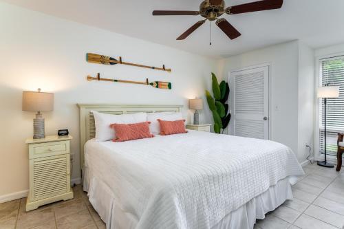 Un dormitorio con una cama blanca y un ventilador de techo. en 1391 Pelican Watch Villa, en Seabrook Island