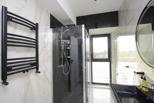 Un baño de The CLOCK