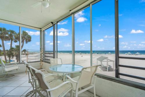 uma sala de jantar com mesa e cadeiras e a praia em Island House Beach Resort 3S em Siesta Key