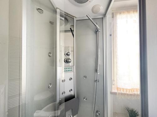 y baño con ducha y puerta de cristal. en Gardappartamenti Costa Pool en Desenzano del Garda