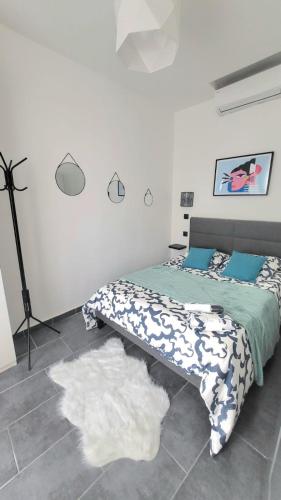 une chambre avec un lit avec un tapis sur le sol dans l'établissement Le cœur de Marseille, à Marseille