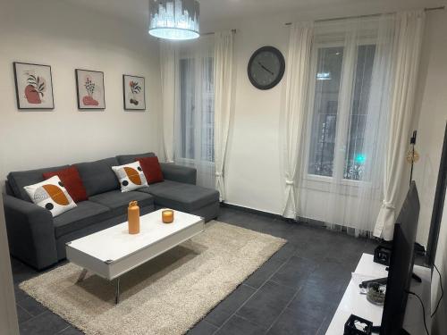 un salon avec un canapé et une table basse dans l'établissement Le cœur de Marseille, à Marseille